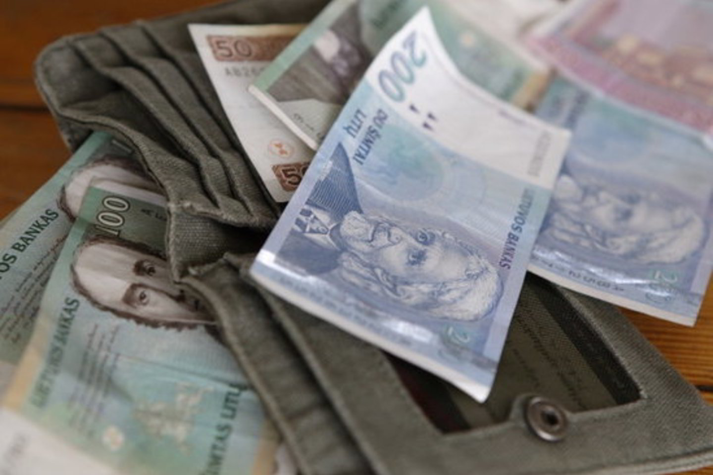 Finansų ministerija siūlo išeitines mokėti iš ES pinigų.