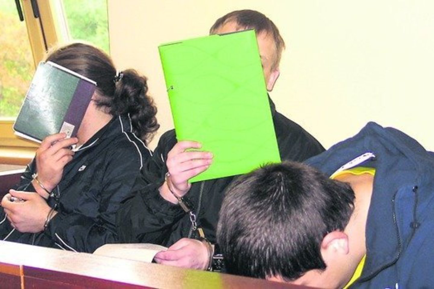 Vakar į teisiamųjų suolą Klaipėdoje sėdę lytiniu prievartavimu įtariami vyrai kaip įmanydami slėpė veidą.
