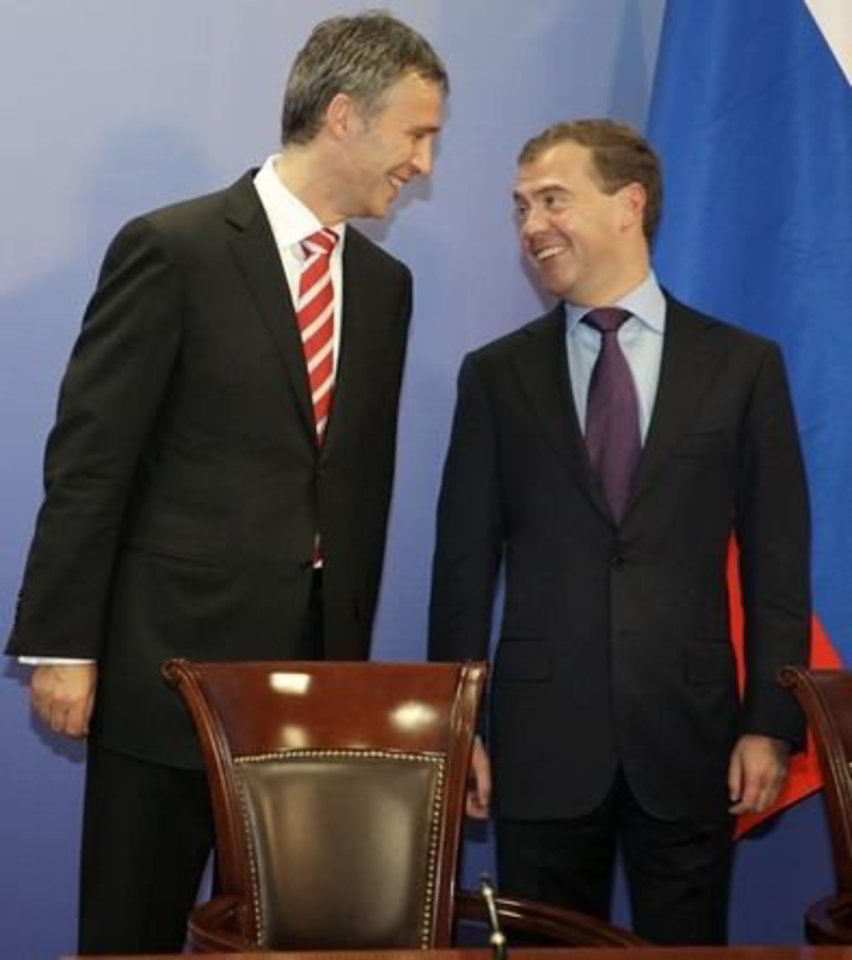Sutartis pasirašyta per Rusijos prezidento D.Medvedevo (dešinėje) ir Norvegijos ministro pirmininko J.Stoltenbergo susitikimą.