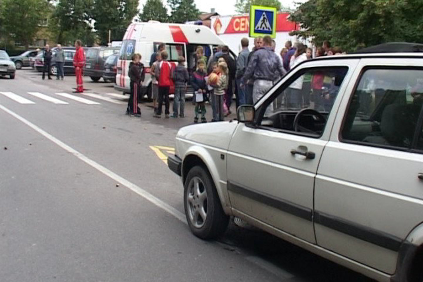 Šiauliuose automobilis mirtinai sužalojo per gatvę bėgusią mažametę.