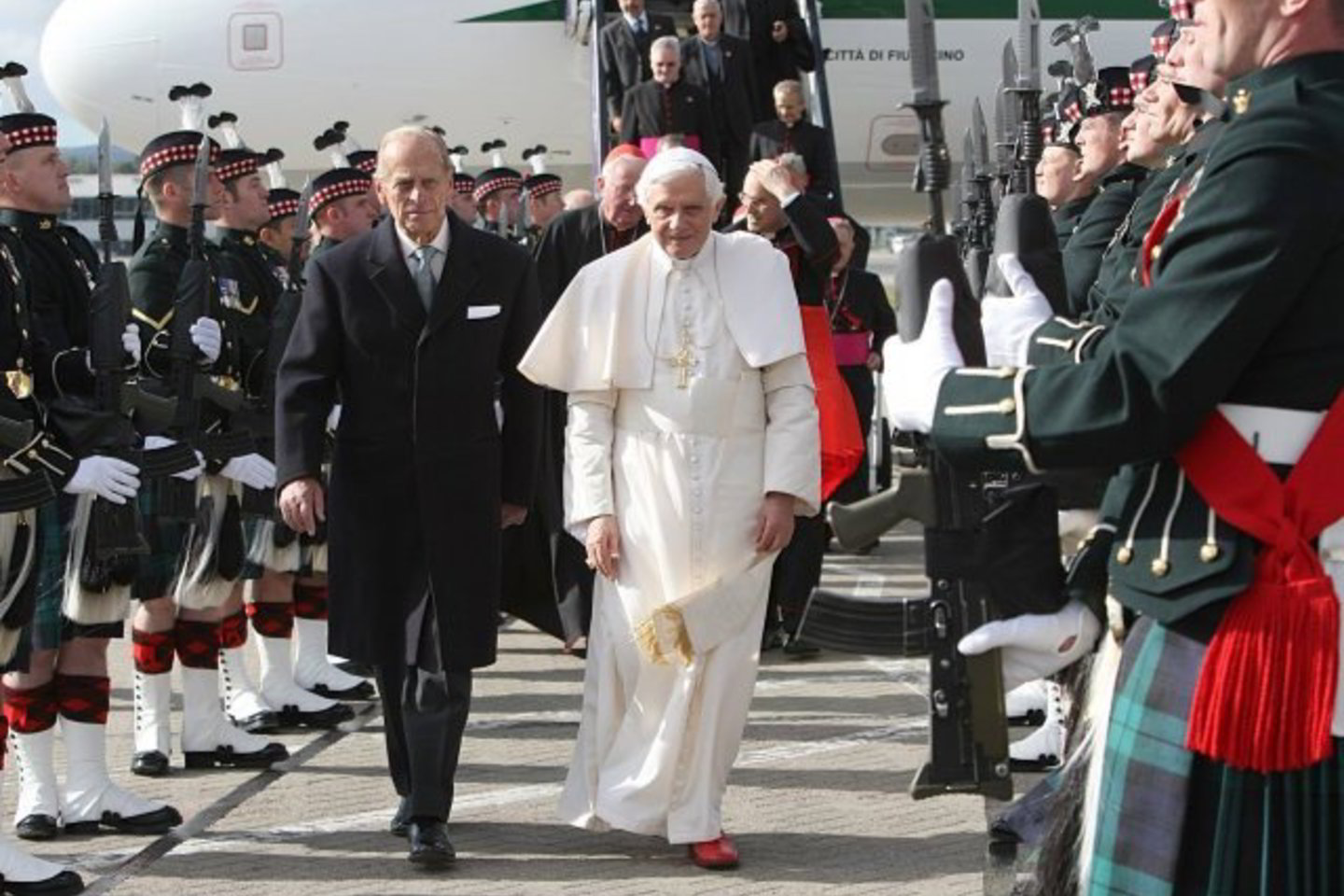 Šventąjį Tėvą pasitiko princas Philipas - Edinburgo kunigaikštis ir karalienės Elizabeth II vyras.