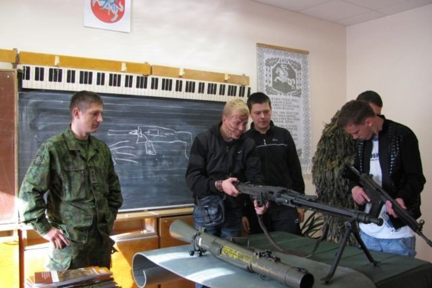 Kariai supažindino moksleivius ir mokytojus su Lietuvos kariuomenėje naudojamais ginklais, paaiškino jų veikimo principus.