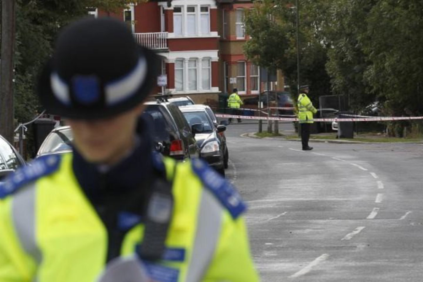 I.Farooqas, kuris prieš dvejus metus pasitraukė iš politikos, prieš 11 metų pasiprašė politinio prieglobsčio Didžiojoje Britanijoje.