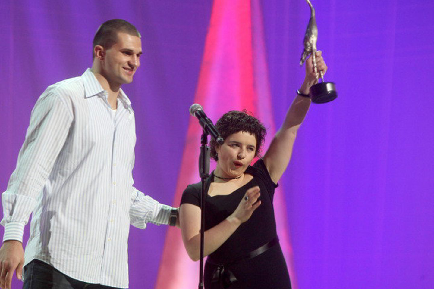 2008 metais J.Samulionytė gavo „Sidabrinę gervę“ už trumpametražį filmą „Nerutina“. O L.Kleizai teko patirti emigrantų vaiko dalią - krepšininko tėvai išvyko į JAV, kai jis buvo paauglys.