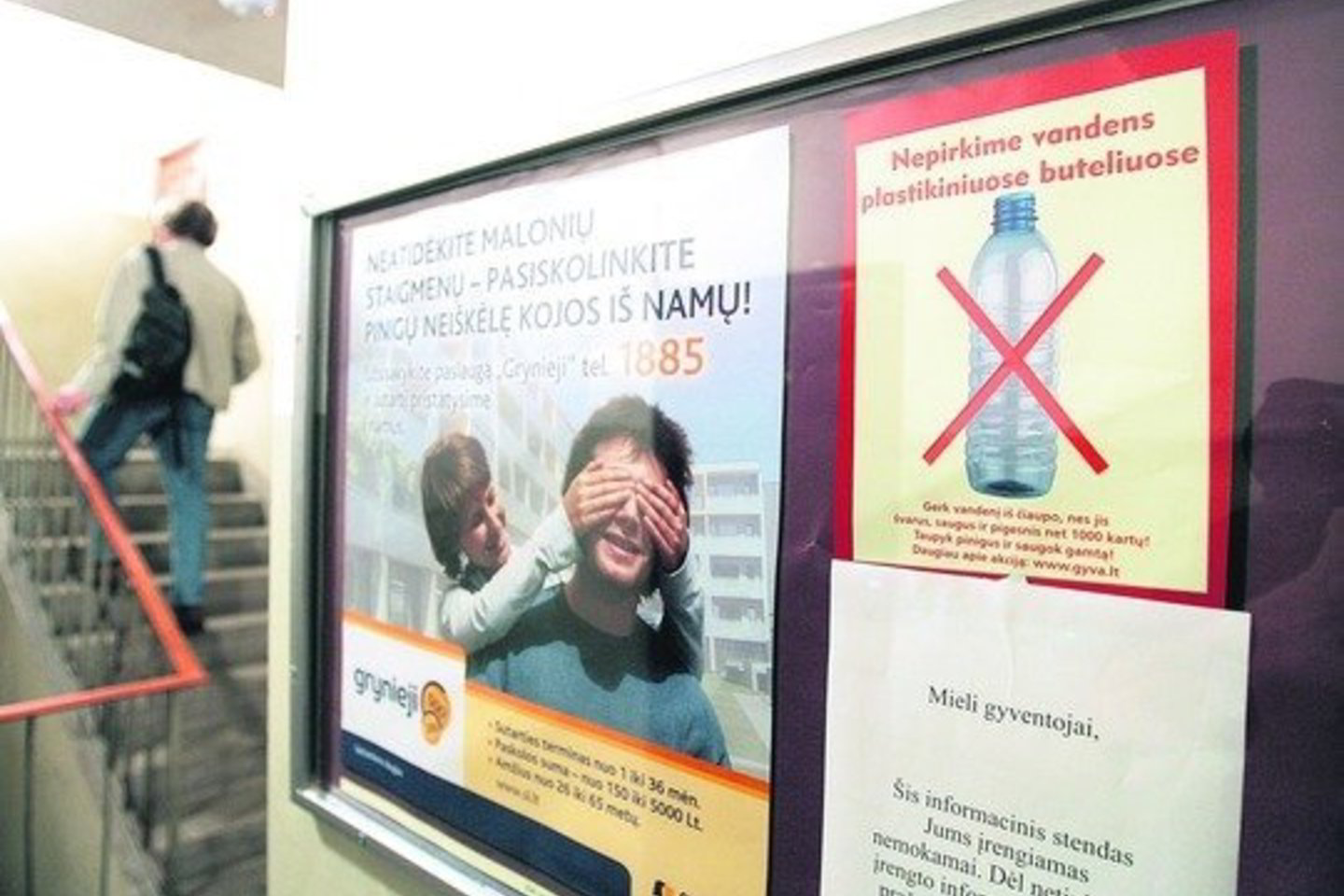 Tokie plakatai, raginantys nepirkti vandens plastikiniuose buteliuose, atsirado miesto daugiabučių laiptinėse.