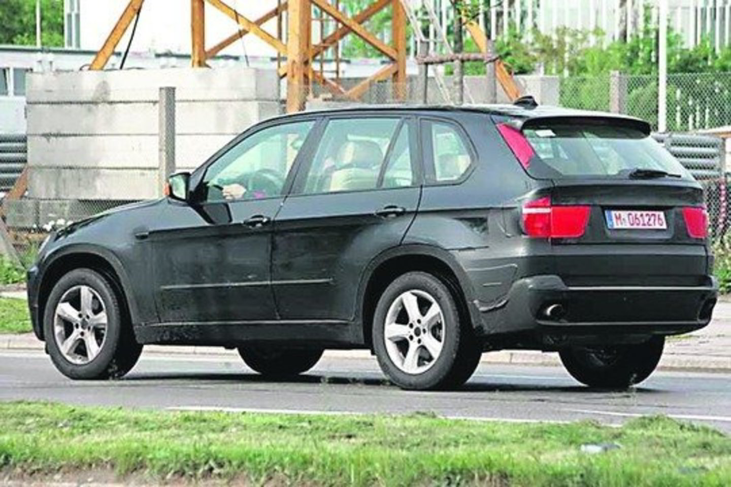 Seimo nario P.Gražulio BMW X5 šią savaitę liko be veidrodėlių.