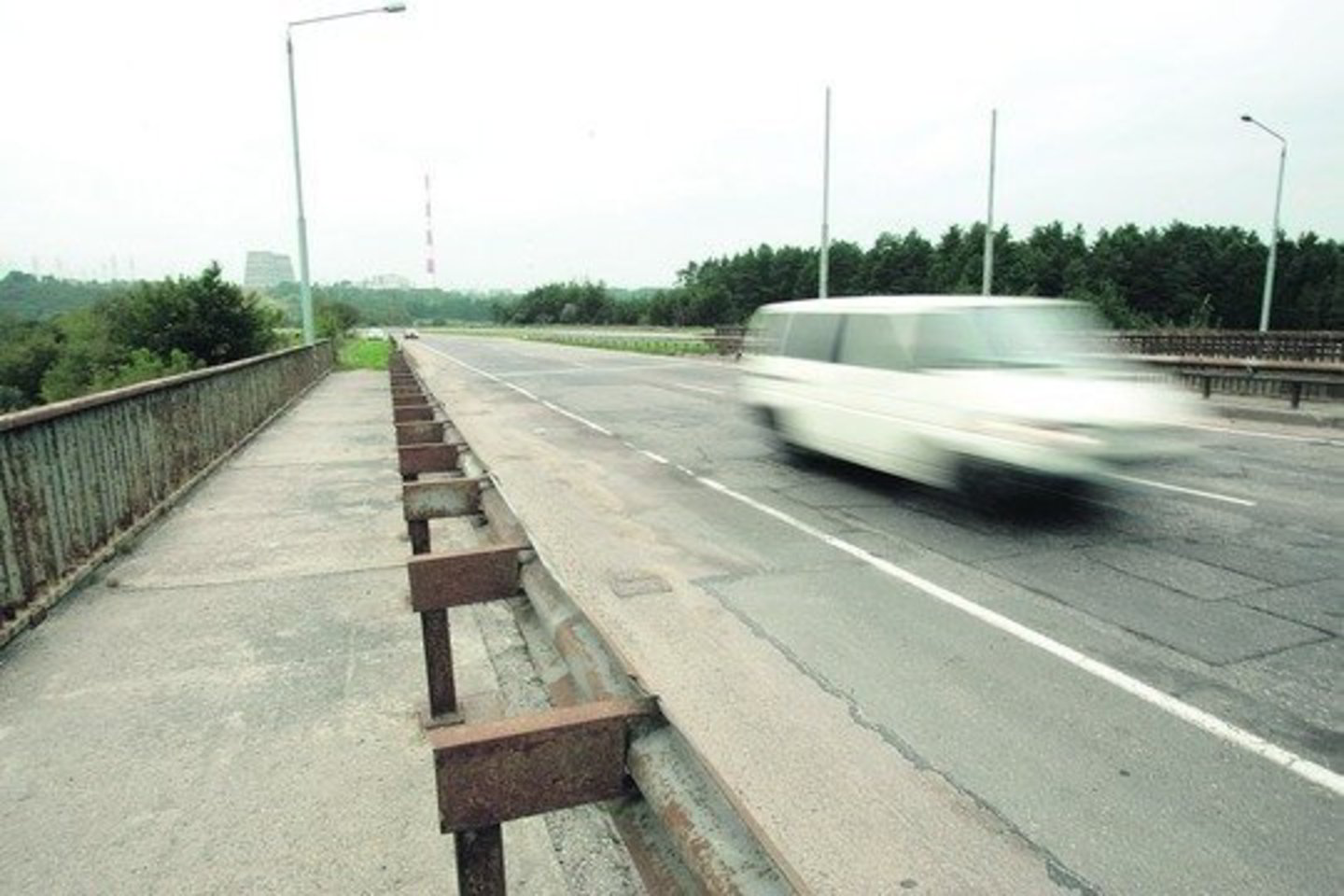 Automobiliai, važiuojantys per tiltą šalia Gariūnų, turi sumažinti greitį.
