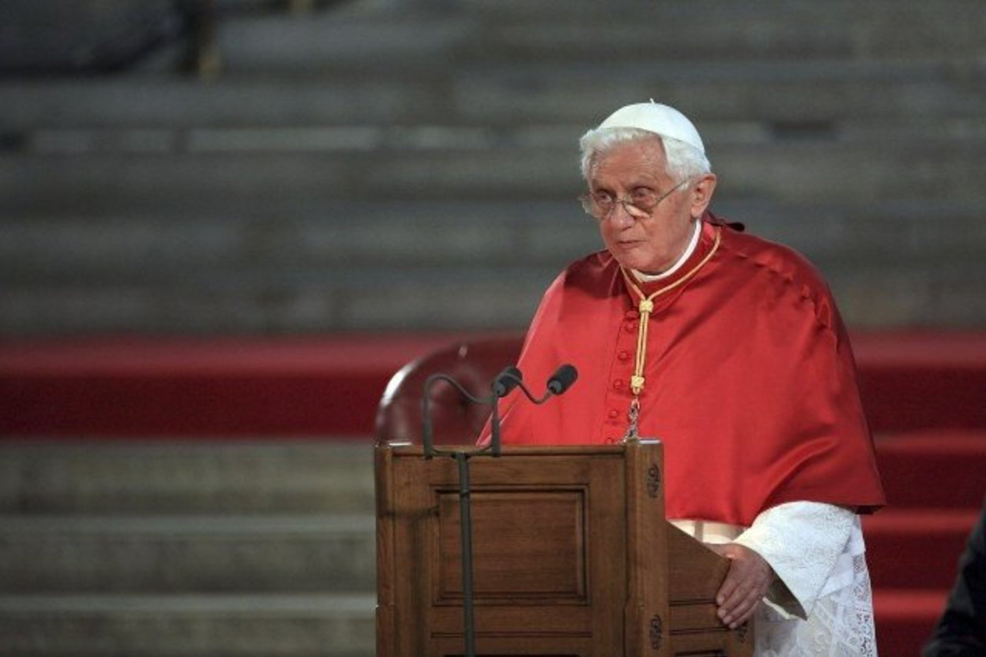 Benediktas XVI taip pat kritikavo biudžeto lėšų naudojimą finansinių institucijų gelbėjimui, sakydamas, jog šiuos pinigus būti geriau išleisti kovai su skurdu pasaulyje.