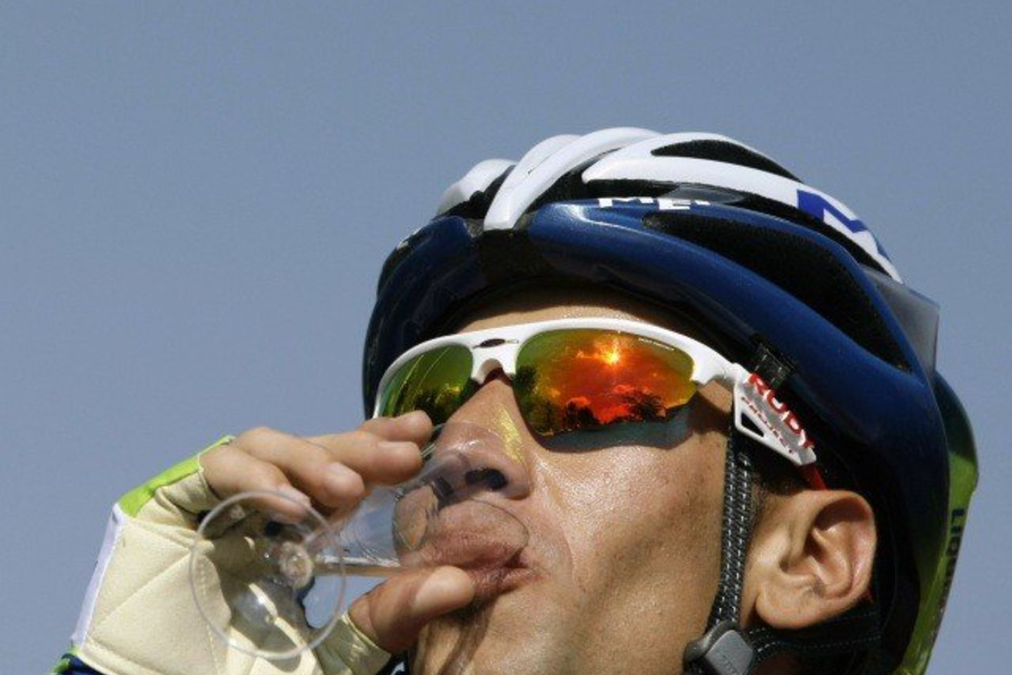 Po finišo V.Nibali gėrė šampaną.