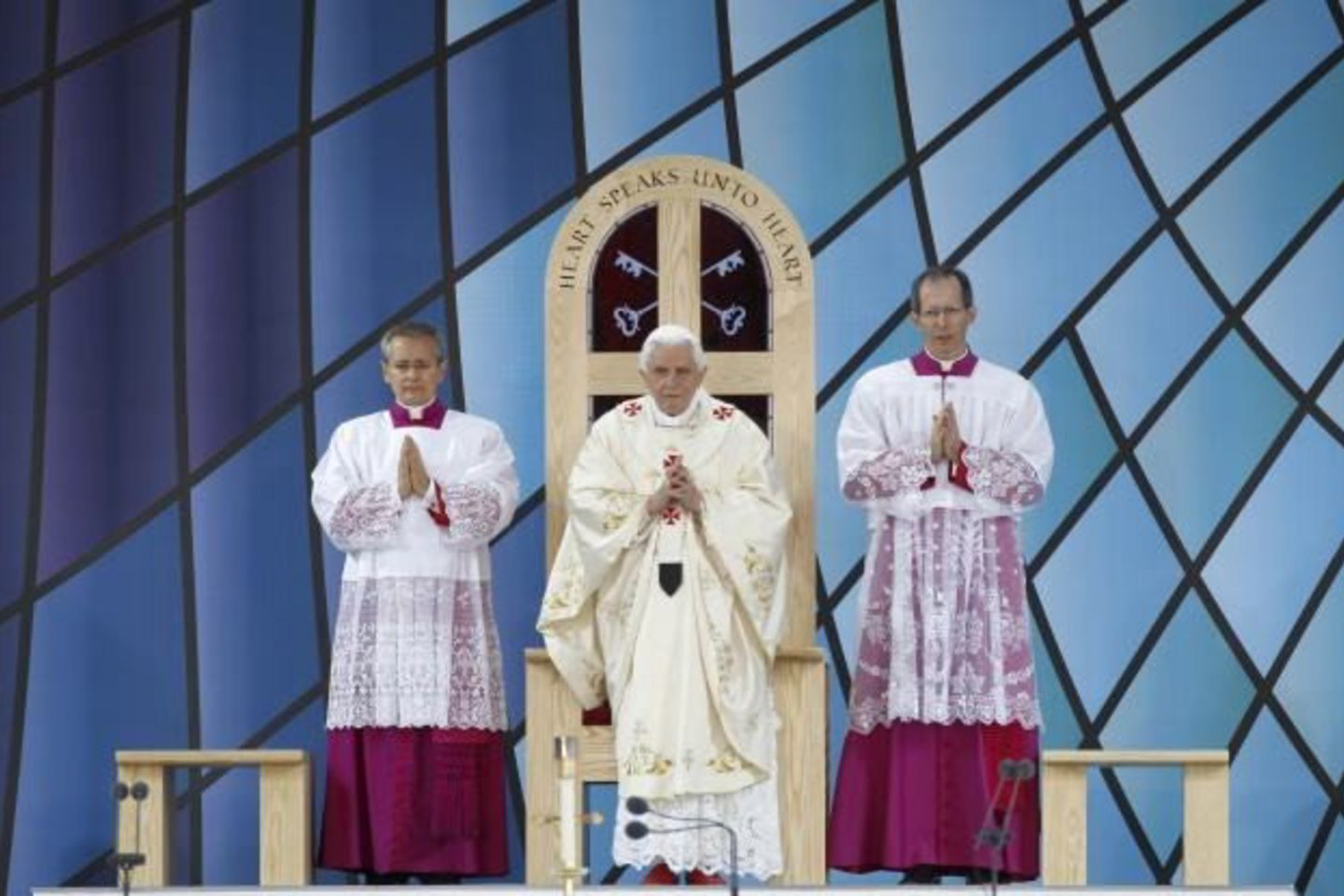 Pernai Benediktas XVI pripažino stebuklą, esą įvykusį su J.H.Newmano užtarimu.