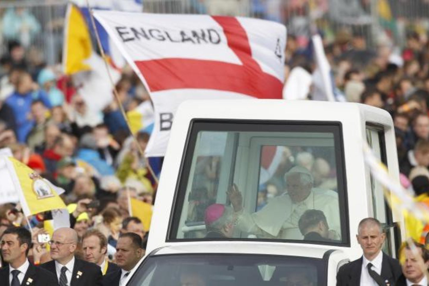 Maldininkai garsiai sveikino iš Londono atskridusį pontifiką.