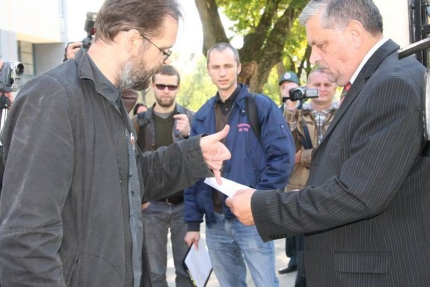 D.Pocevičius supažindina Baltarusijos ambasados atstovą su peticijos reikalavimais.