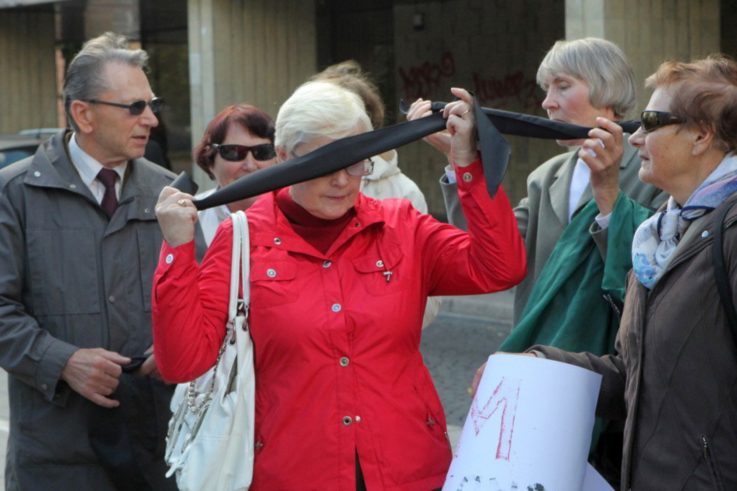 Į protesto akciją reikalaudami padėti išsaugoti regėjimą ir užtikrinti gydymą, susirinko iki 20 juodais raiščiais akis užsirišusių gyventojų.