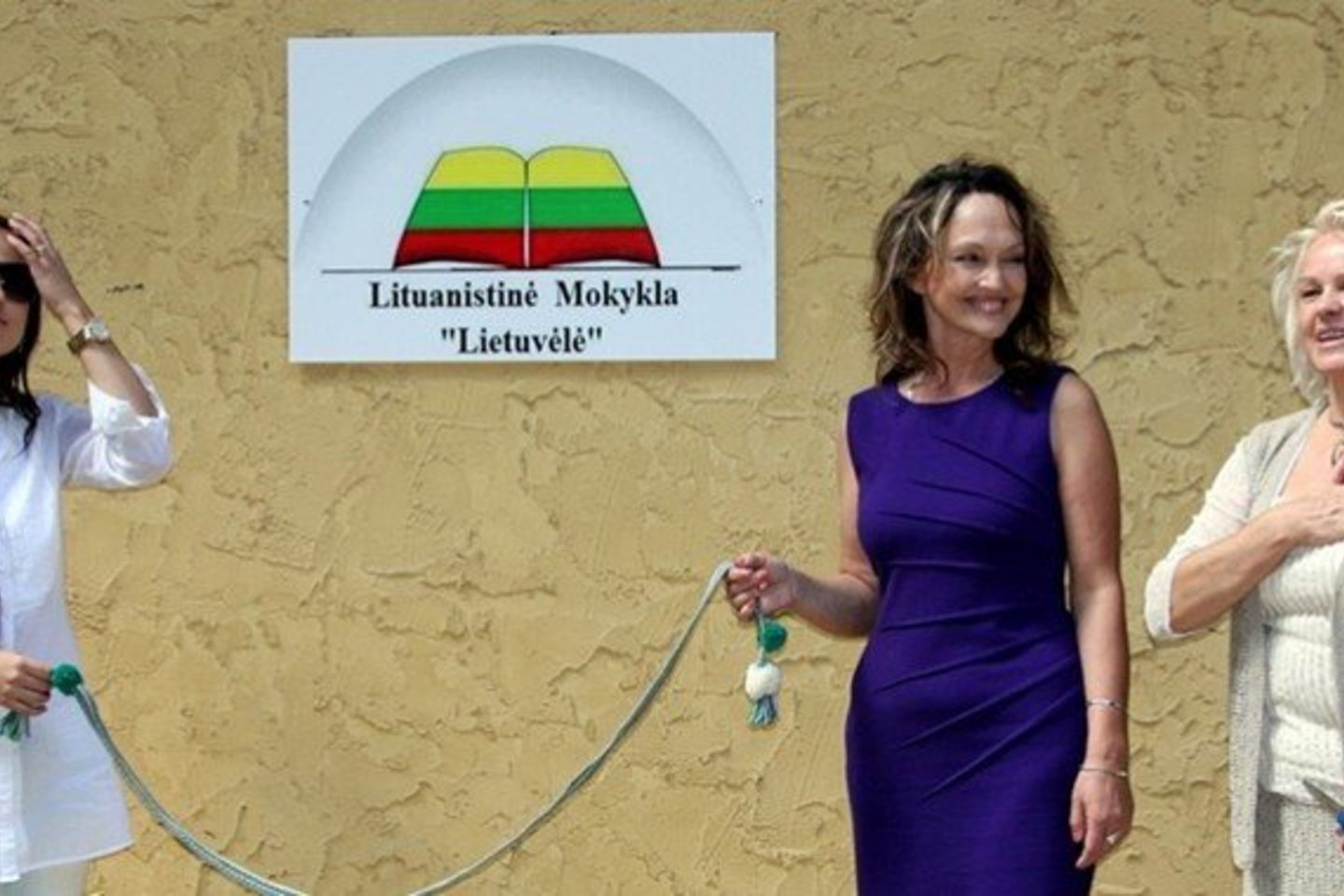 Mokyklos „Lietuvėlė“ vadovė Auksė Motto (dešinėje) ir mokytojos Violeta Kundrotienė bei Eglutė Antušaitė-Vitkauskas.