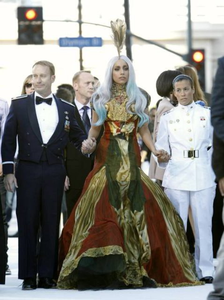 Lady Gaga moka šokiruoti savo apranga.