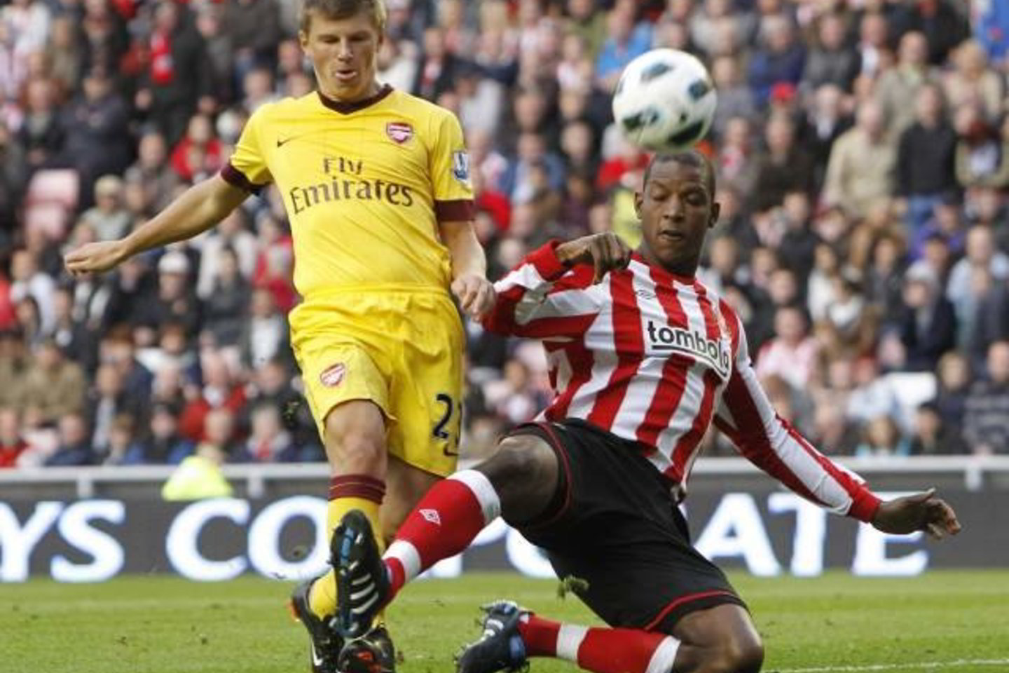 T.Bramble'as (dešinėje) šeštadienį padėjo „Sunderland“ klubui Anglijos pirmenybėse pasiekti lygiąsias 1:1 su Londono „Arsenal“.