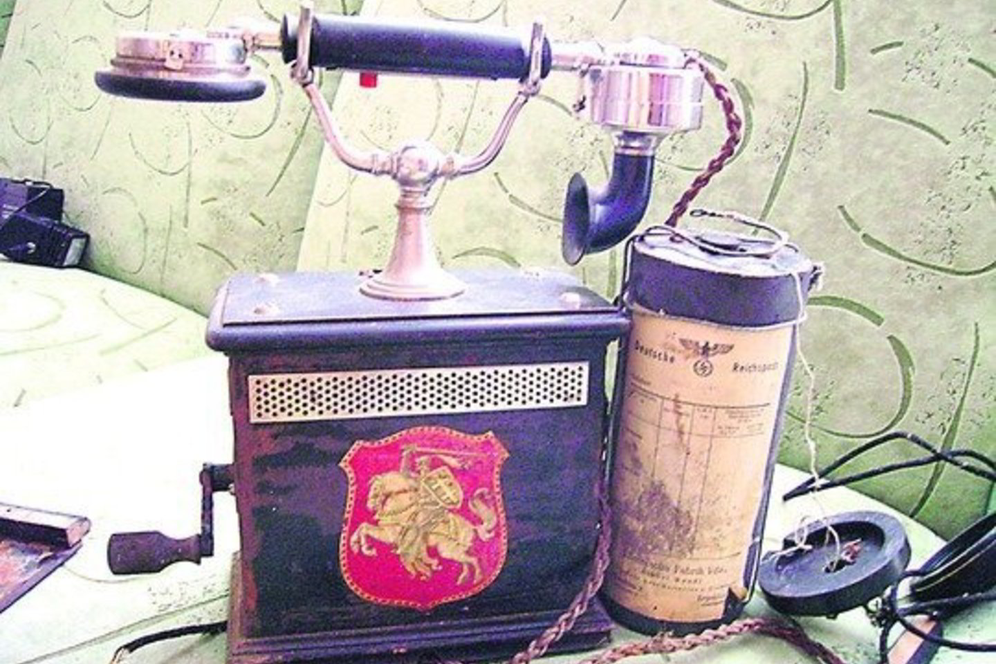 Šis telefonas medinėje namo sienoje pragulėjo daugiau kaip pusę amžiaus.