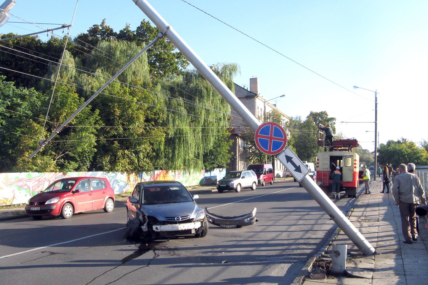 Lengvasis automobilis, kildamas į kalną, taranavo ir nuvertė masyvų stulpą