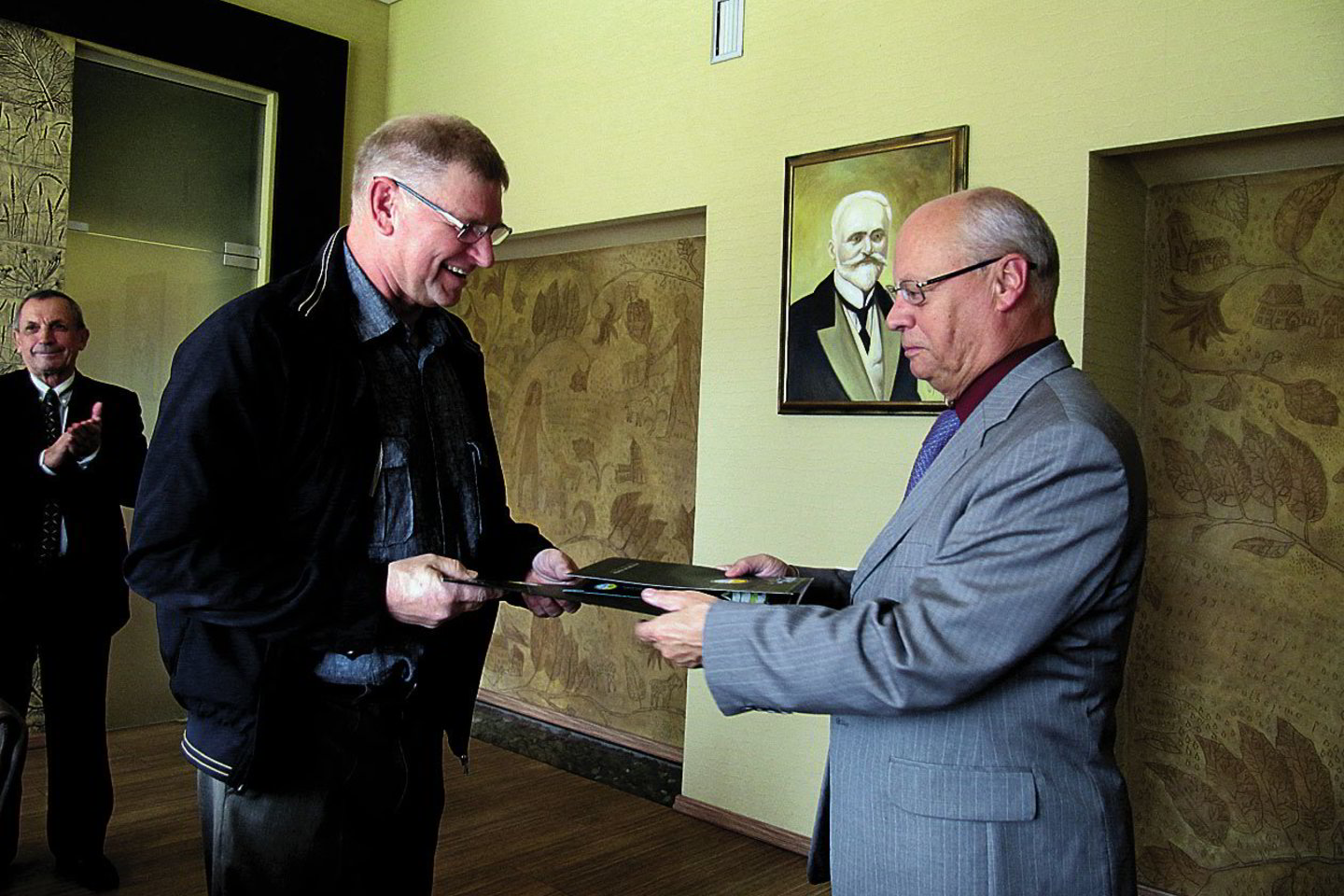 Lietuvos žemės ūkio universiteto rektorius prof. habil. dr. Romualdas Deltuvas (dešinėje) ir AB „Vilkijos ūkis“ direktorius dr. Česlovas Tallat-Kelpša pasirašė Jono Tallat-Kelpšos vardo stipendijos teikimo sutartį.