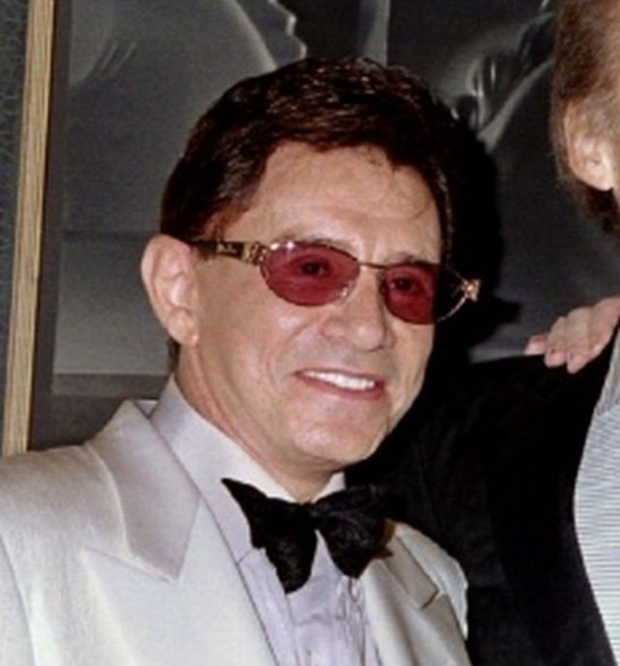 Mirė amerikiečių dainininkas E.Fisheris.