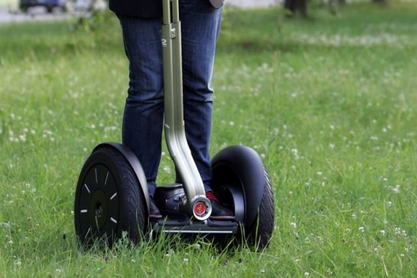 „Segway“ kompaniją J.Heseldenas buvo įsigijęs 2009 metų gruodį.