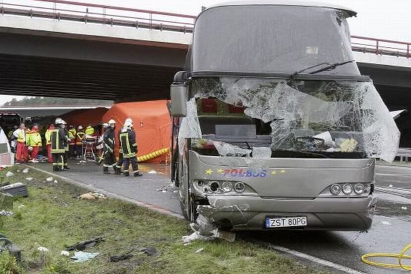 Medikai tebekovoja dėl sunkiai sužeistų žmonių gyvybių.