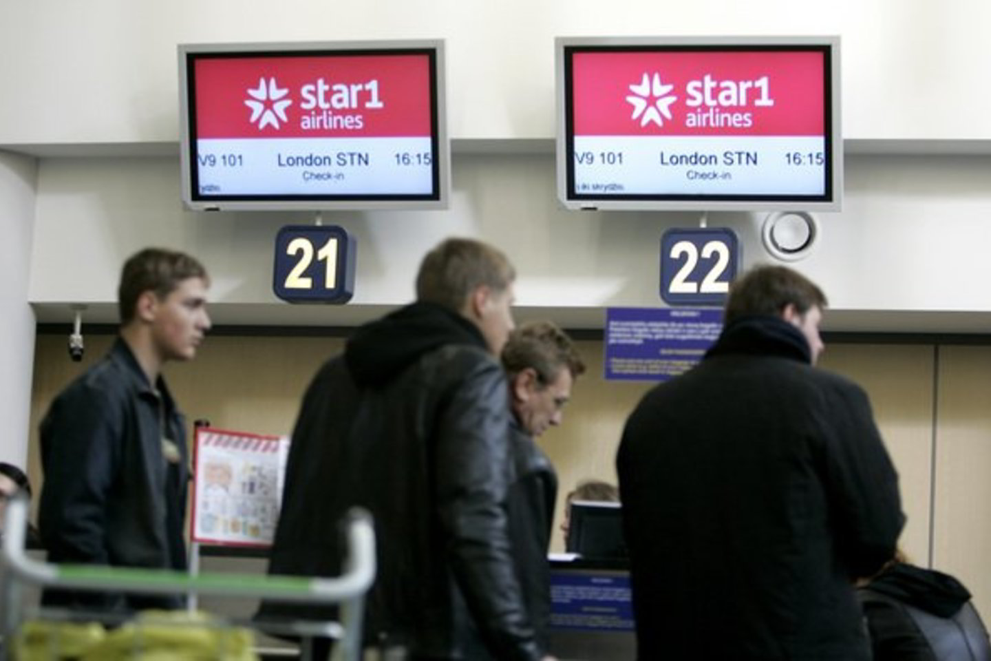 Bendrovės vadovybė teigia dedanti visas pastangas, kad skrydžiai būtų atnaujinti, šiuo metu vyksta intensyvios derybos su investuotojais.