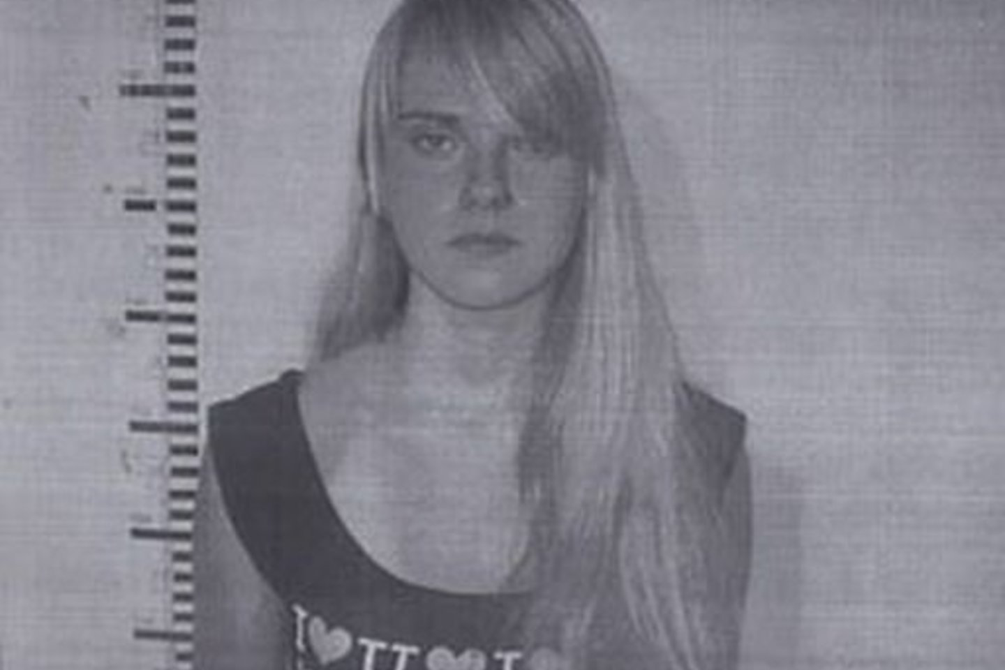15-metė atrodo gerokai vyresnė, apkūni, apie 172 ūgio, ovalaus veido, tiesių antakių, pilkų akių, tiesių gelsvų plaukų.