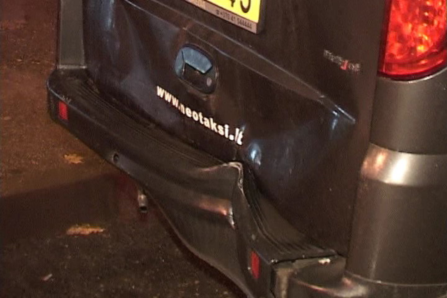Nuo galingo smūgio prancūziškas automobilis pašoko iš vietos ir atsitrenkė į kitą taksi mašiną.