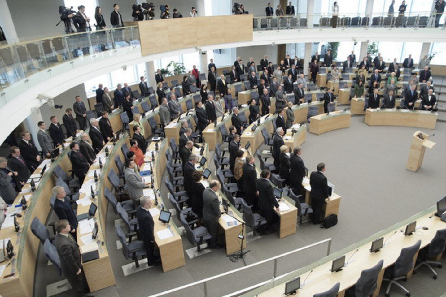 Darbo grupės parengtų Seimo statuto pataisų projektui po pateikimo pritarta už balsavus 66 Seimo nariams, prieš - 1, 22 susilaikius.