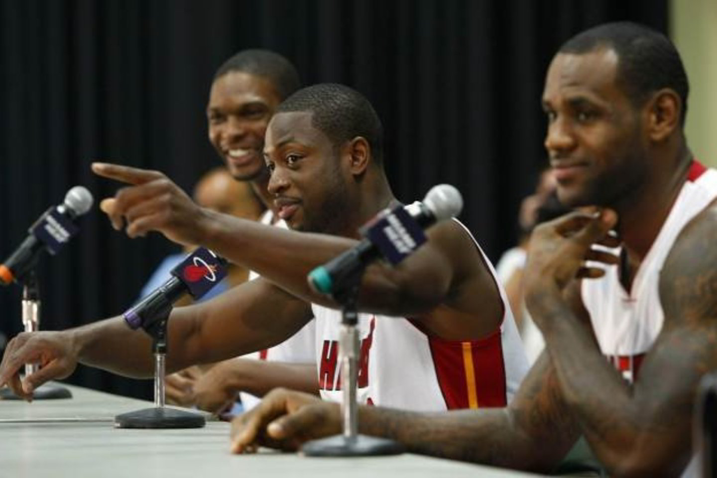 D.Wade'as (viduryje), Ch.Boshas (kairėje) ir L.Jamesas sulaukė daugiausia dėmesio.