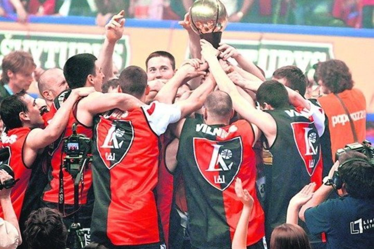 „Lietuvos ryto” klubas pavasarį apgynė šalies čempiono titulą, kvapą gniaužiančioje Lietuvos krepšinio lygos finalo serijoje 4:3 palaužęs „Žalgirio” komandą.
