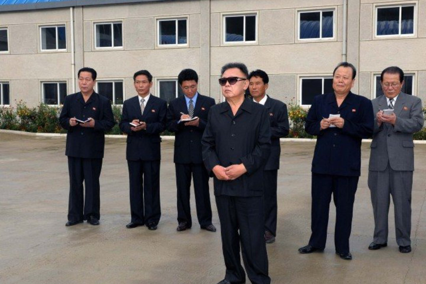 Šiaurės Korėjos lyderio Kim Jong-ilas (viduryje) savo vietą nori užleisti sūnui.