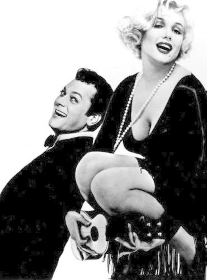 Moterų širdis lengvai užkariauti sugebėdavęs T.Curtisas buvo suviliojęs ir M.Monroe, kai abu filmavosi juostoje „Džiaze tik merginos“ (Some Like It Hot).