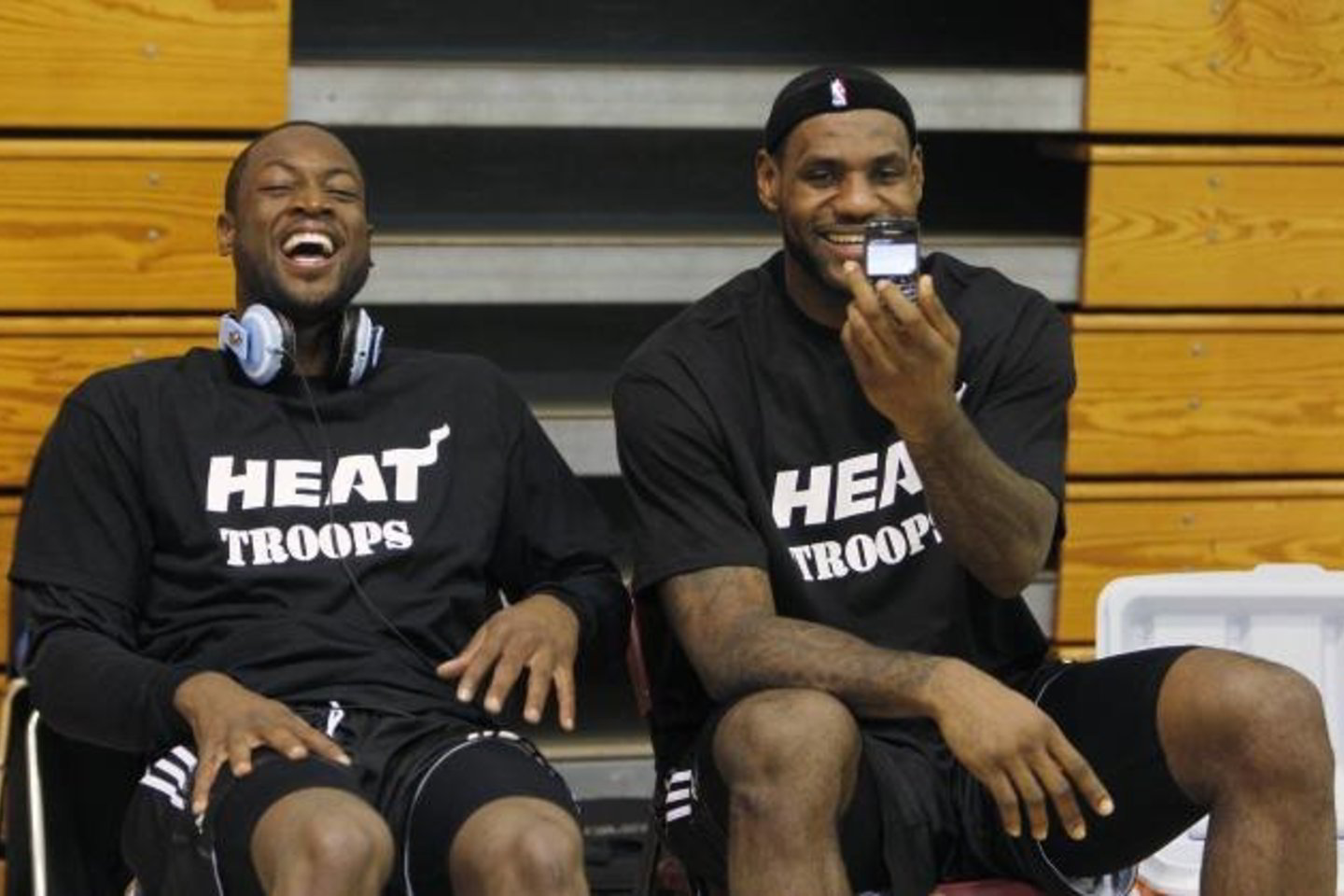 Kiekvienas D.Wade'o (kairėje) ir L.Jameso veiksmas atidžiai stebimas.