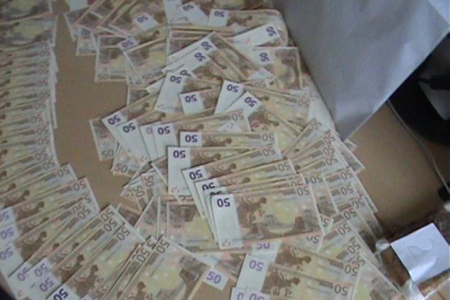 Paaiškėjo, kad VSAT pareigūnų radinys – padirbtos 50 eurų nominalo kupiūros.