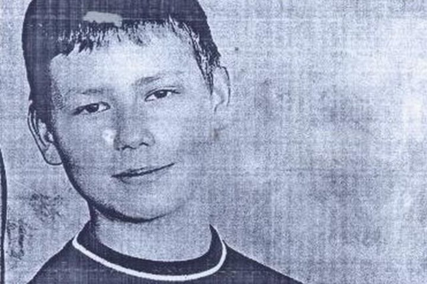 Berniuko požymiai: apie 165 cm. ūgio, vidutinio kūno sudėjimo, rusvų plaukų.