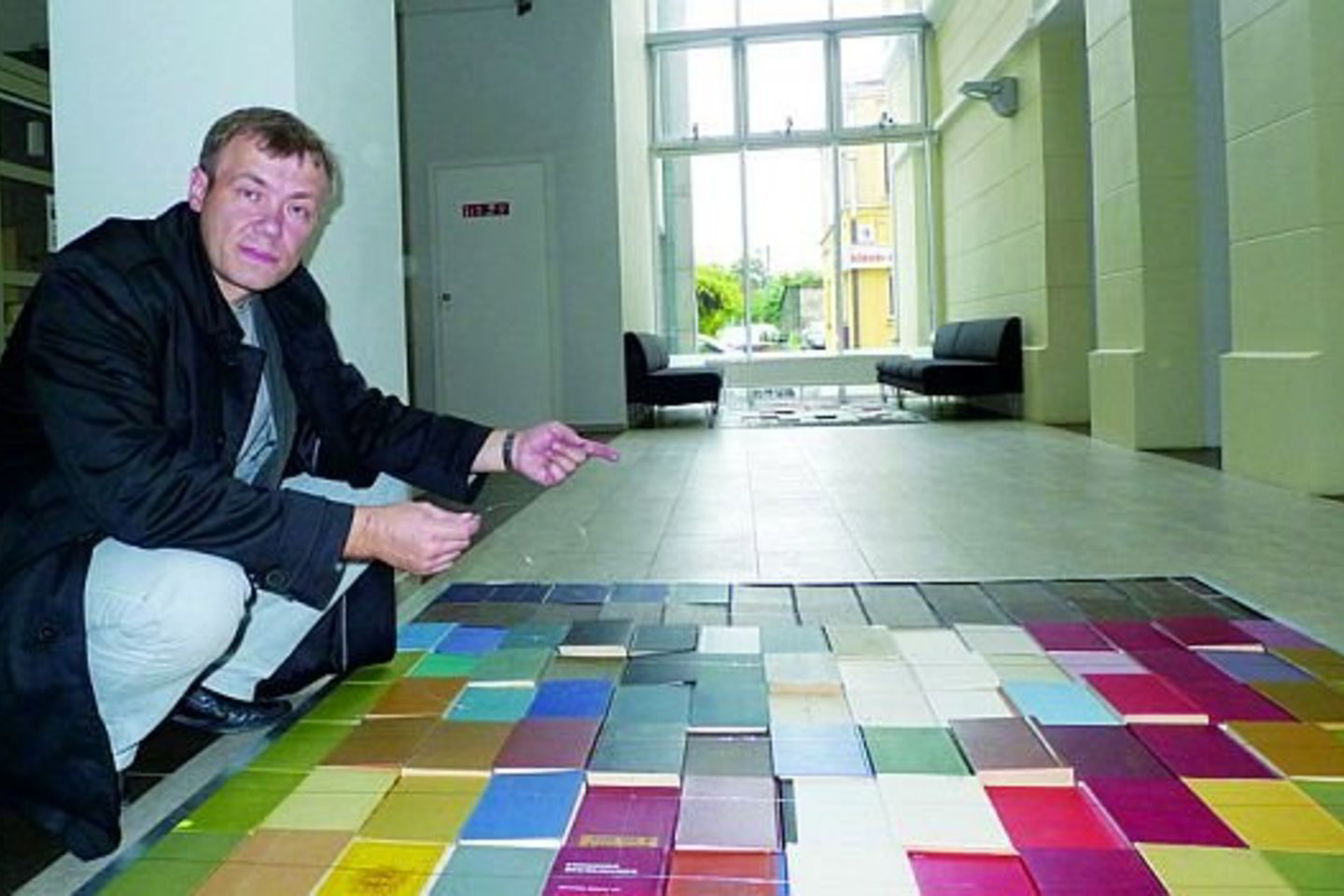 Bibliotekos lankytojus erzina menininko S.Laurinavičiaus kūrinys- mindomos knygos.
