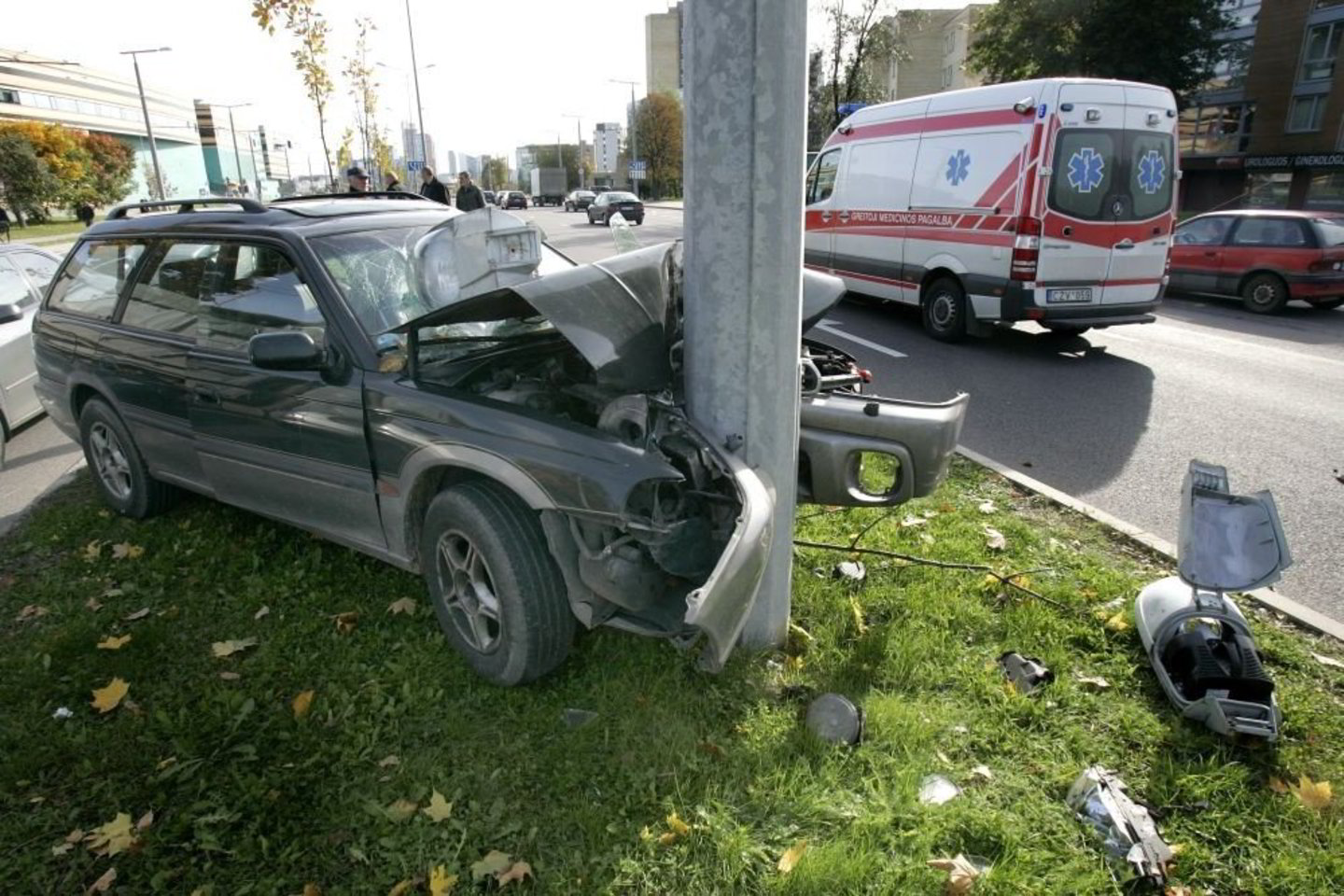 Sunkvežimis užkliudė galinį lengvojo automobilio ratą.