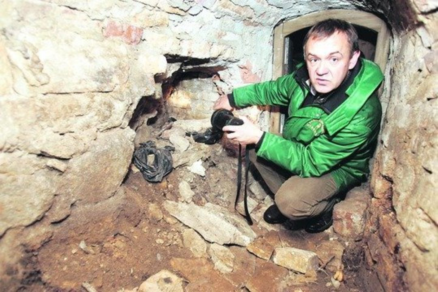 L.Budėnas tyrinėja kolektorių, naudojamą vandeniui iš rūmų fontano išleisti.