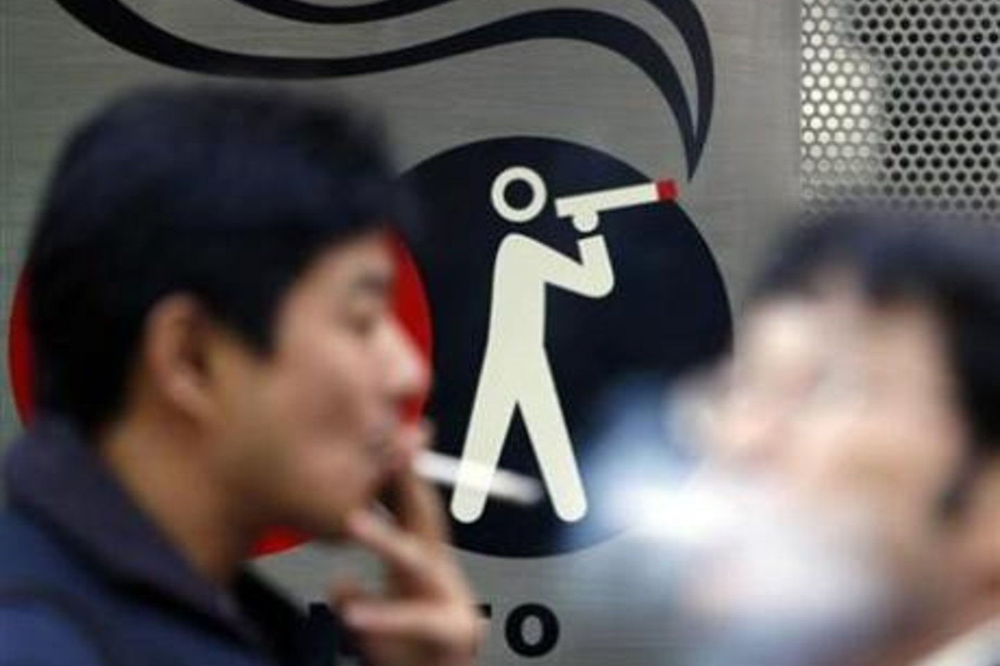 Būta spėjimų, kad cigarečių atsargomis skubantys apsirūpinti japonai prie trečiojo ketvirčio vartotojų išlaidų apimties pridės 0,6 proc.