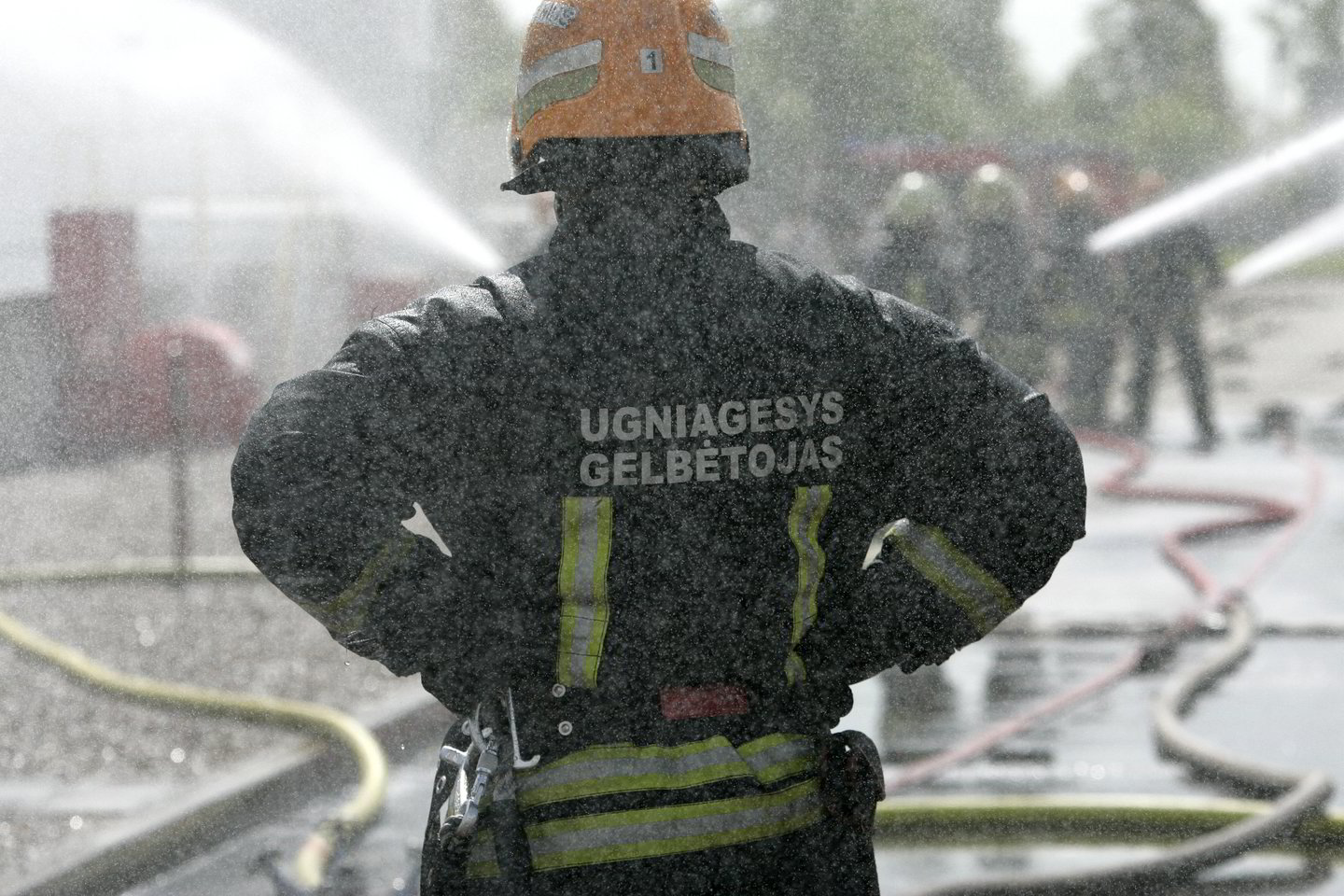 Ugniagesiai nustatinėja gaisro priežastis.