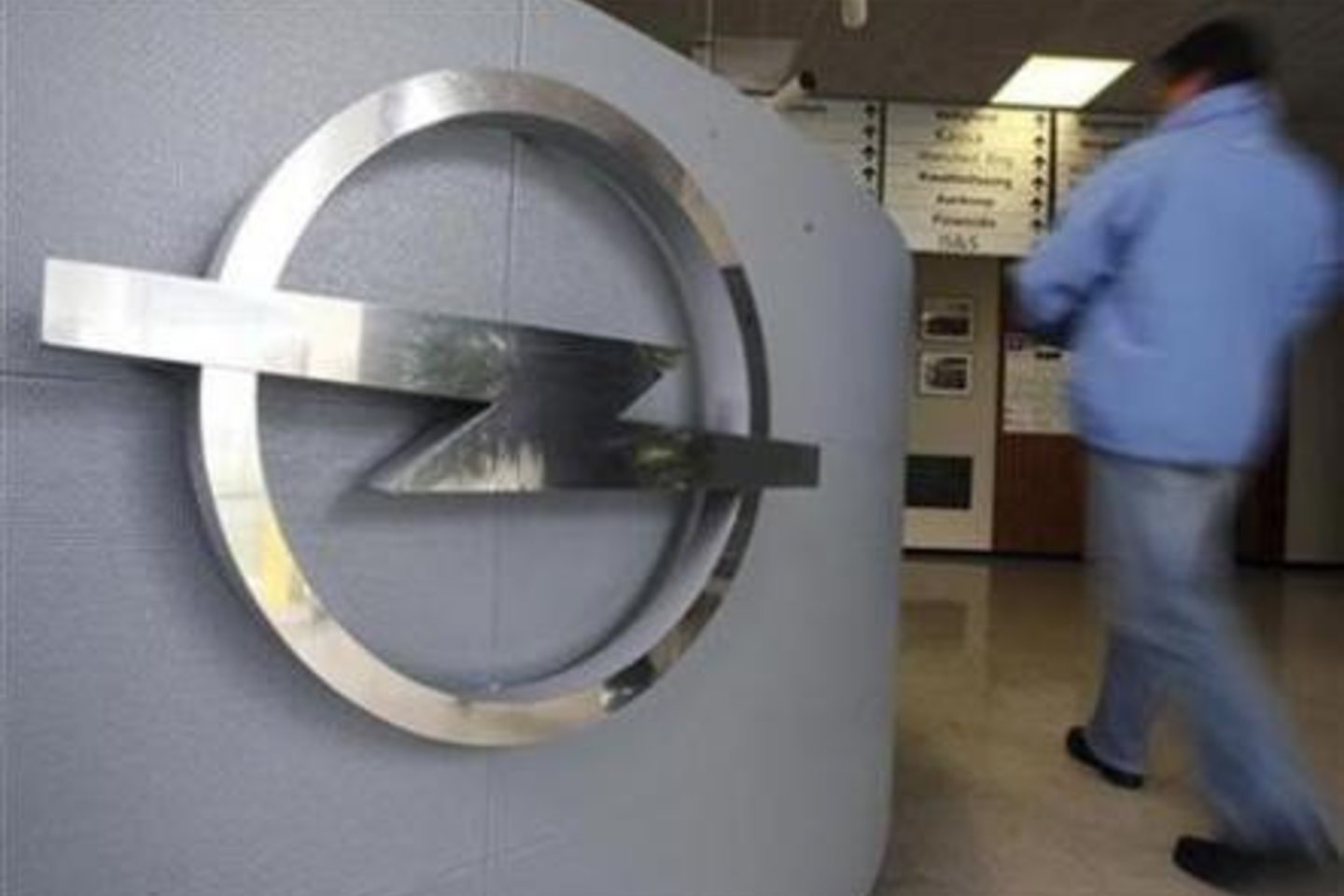 Dar 2010 m. pradžioje kompaniją „Opel“ valdantis „General Motors“ koncernas paskelbė norintis uždaryti gamyklą Antverpene.