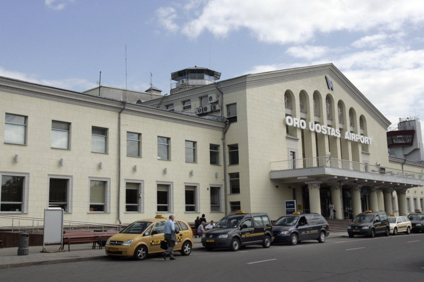 Iki metų pabaigos vietoj 425 darbuotojų Vilniaus oro uoste liks dirbti 300.