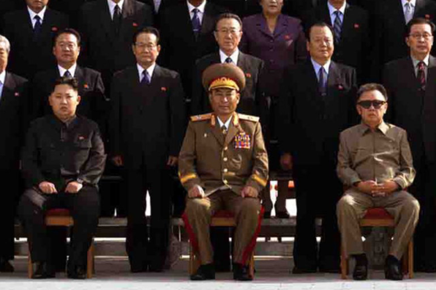 Pietų Korėjos žiniasklaida spėlioja, kad Kim Jong Unas (sėdi kairėje) pasidarė plastinę operaciją, kad taptų populiaresnis.