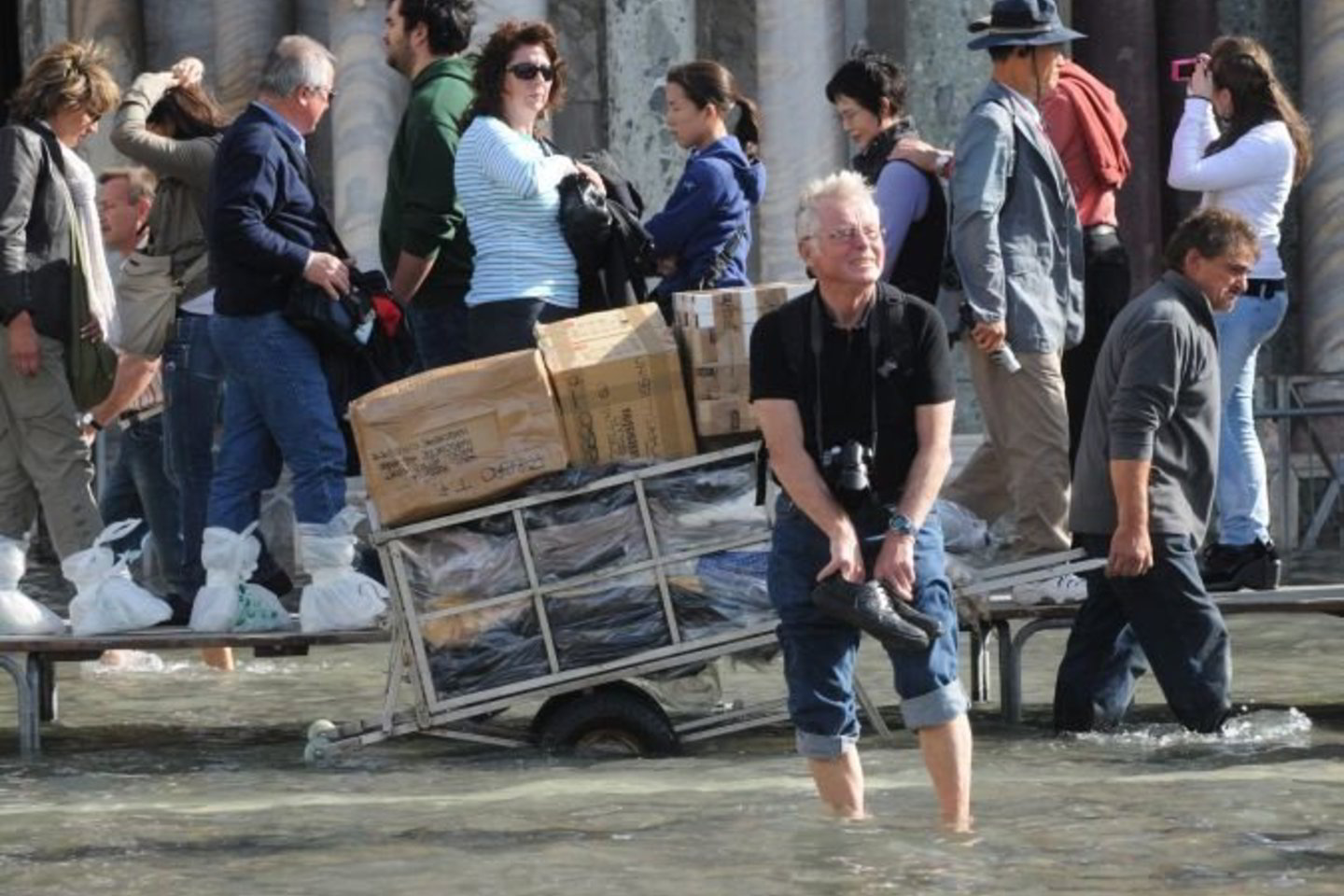 Venecijos gyventojai ir turistai braido.