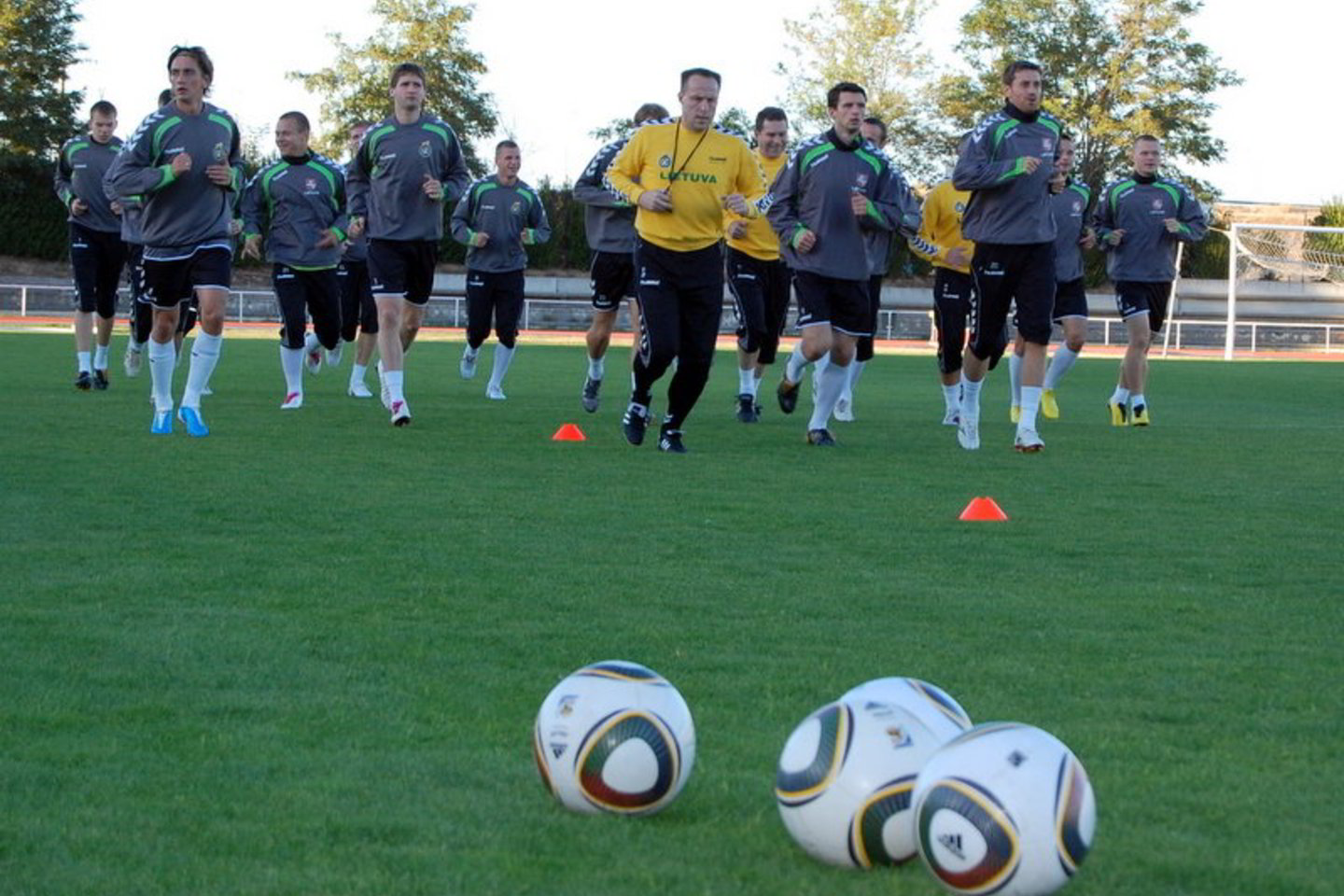 Nežymūs nepatogumai nesugadino komandos nuotaikos – futbolininkai aikštėje buvo nusiteikę puikiai.