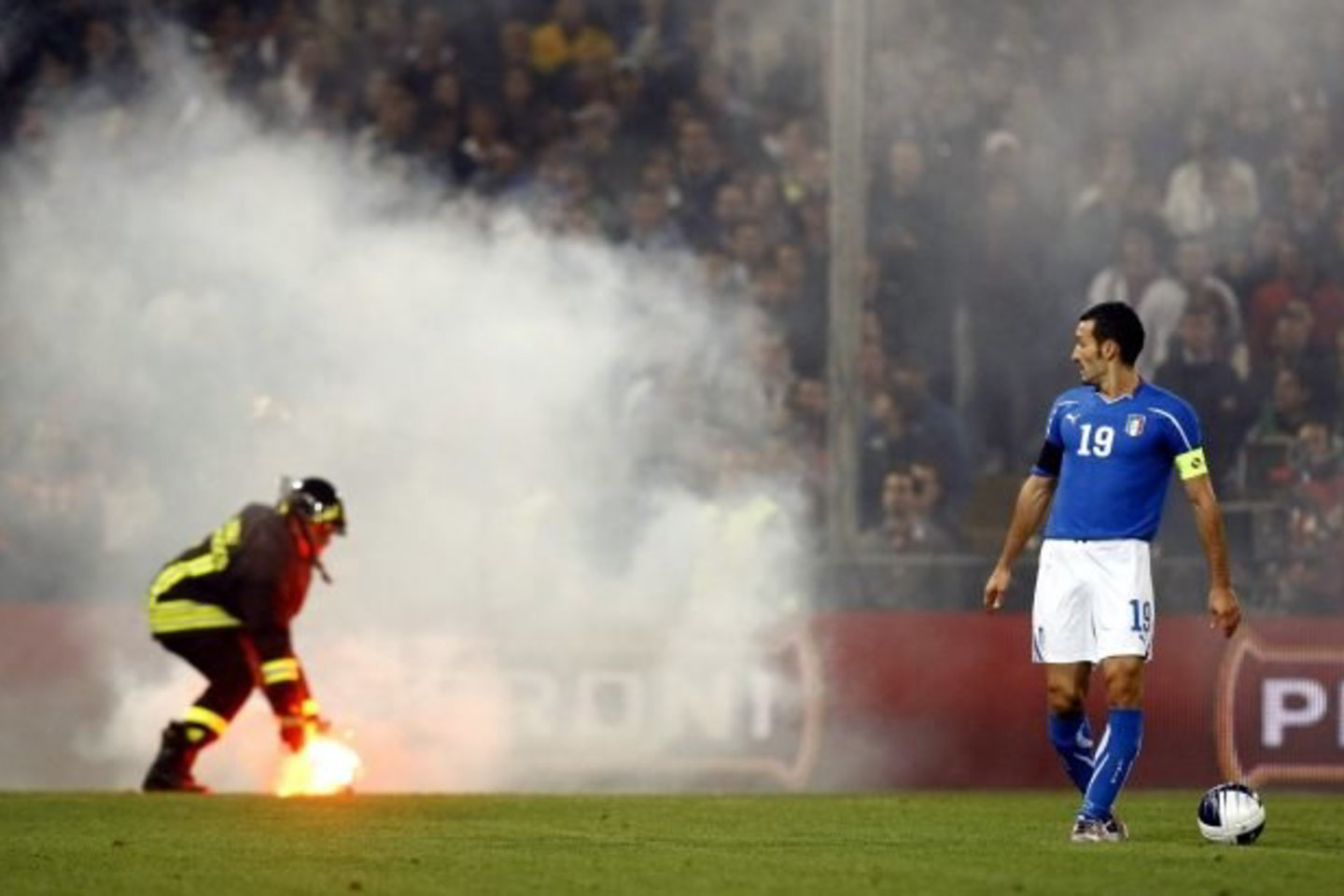 Italijos ir Serbijos futbolininkams teko palikti aikštę.