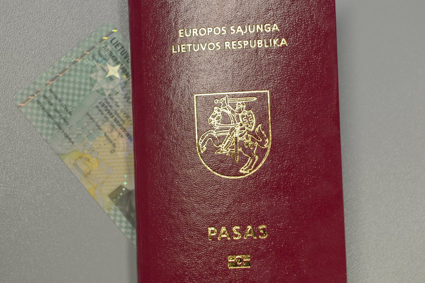 Įsigaliojus įstatymui asmens tapatybės kortelės bus privalomos tik Lietuvos piliečiams, neturintiems pasų.