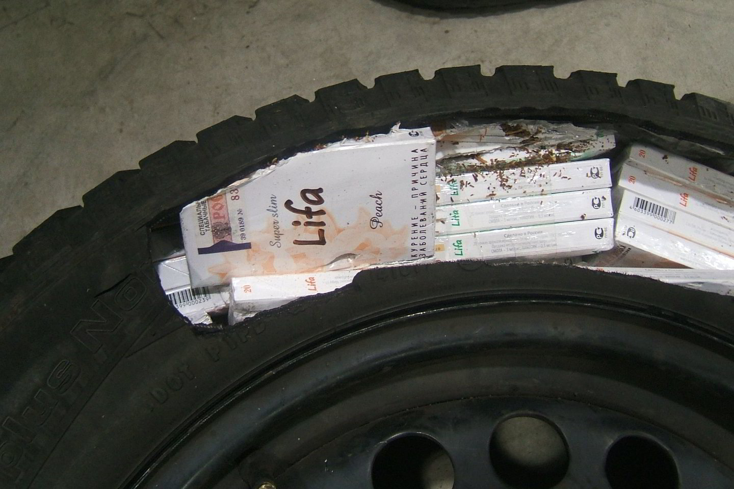 Už šį pažeidimą jam gresia bauda nuo 10 iki 20 tūkstančių litų su prekių ir transporto priemonės konfiskavimu.